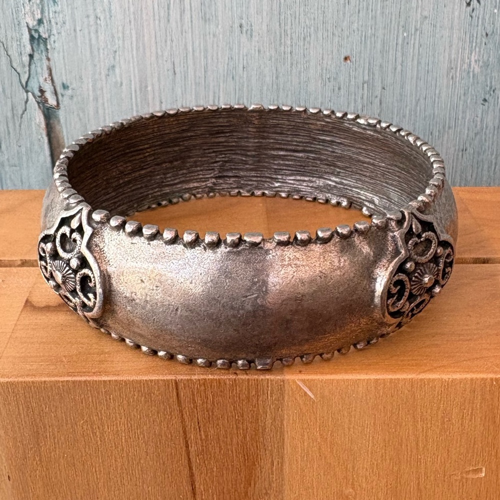 Pewter/Silver-Tone Bangle Bracelet with 4 Emblems on Sides & Raised Dots Edges - Picture 10 of 12
